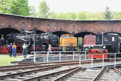 Nicht nur die Modellbahnen waren ein beliebtes Fotomotiv. Auch die Loks des Eisenbahnmuseums begeisterten. 