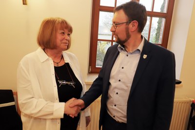 Rolf Weigand beglückwünscht Elke Görs zur Bestätigung als neue Kämmerin von Großschirma.
