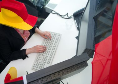 Fans haben es während der Arbeitszeit nicht leicht: Selbst das Mitverfolgen eines Live-Tickers gilt als Ablenkung und könnte untersagt werden.