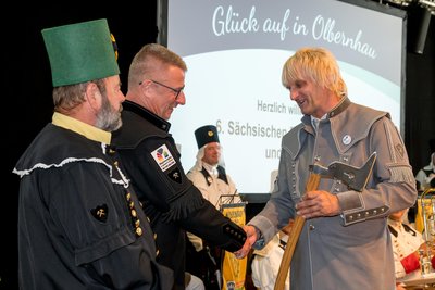 2022 überreichte Olbernhaus Bürgermeister Jörg Klaffenbach (r.) seinem Marienberger Amtskollegen André Heinrich den Staffelstab (Bergbarte) zur Ausrichtung des nächsten Bergmannstages.