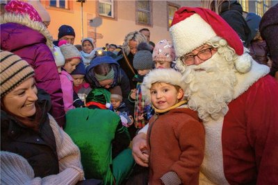 Der Weihnachtsmann kam nicht mit leeren Händen nach Braunsdorf auf die Kulturinsel. 
