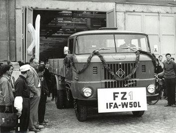 Der erste LKW vom TYP IFA W50 lief am 17.7.65 im VEB IFA Automobilwerke Ludwigsfelde vom Band. Das Werk erhielt den Namen auf derselben Festveranstaltung, auf der dem ersten LKW der Weg vom Band freigegeben wurde.
