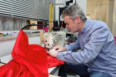 Schneidermeister Peter Bleyl gehört zum treuen Team des "Kleiderwahnsinns" Zwönitz und näht ein extravagantes Kleid. Foto: Katja Lippmann-Wagner