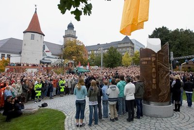 Wo die Erinnerung an die Friedliche Revolution 1989 lebt: Zur Enthüllung des von Peter Luban geschaffenen Bronze-Denkmals in Plauen am 7. Oktober 2010 waren mehr als 2500 Menschen geströmt. 