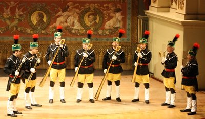 Als sich der gemeinsame Kulturraum Erzgebirge-Mittelsachsen, ein am 1. August 2008 gebildeter Zweckverband aus zwei kleineren Kulturräumen, in der Semperoper Dresden präsentierte, hatten auch diese Mitglieder des Erzgebirgsensembles Aue einen Auftritt - mit Russischen Hörnern.