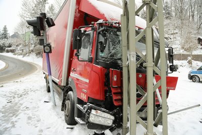 Ein LKW ist am Montagmorgen auf der B169 ins Rutschen gekommen und kollidierte mit einer Ampel und einem Strommast.