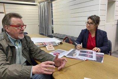 Bis zur Eröffnungsparty am Mittwoch ist noch einiges vorzubereiten – Katrin Jaritz und Werner Heidemann im Austausch der Initiatoren.
