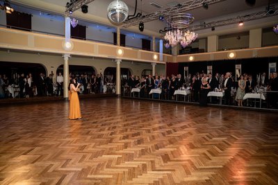 Traditionsreicher Höhepunkt: Kandidatin Fabienne Stoppel bittet das Publikum im Tivoli Freiberg, mit ihr gemeinsam das Steigerlied zu singen.