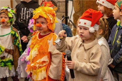 Die Kinder aus der "Rappelkiste" in Braunsdorf überzeugten mit ihrem bunten Auftritt selbst die Frau Holle. 