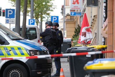 Polizisten sichern die Umgebung in Halle. Bei Schüssen sind nach ersten Erkenntnissen zwei Menschen getötet worden.