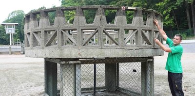 Muss dringend saniert werden: Schwimmmeister Matthias Wienold zeigt den desolaten Springbrunnen im großen Becken des Sahnbades.