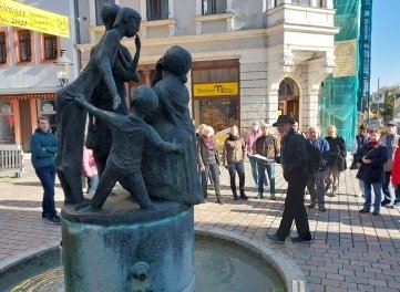 Die Tour führte auch am Klatschweiberbrunnen vorbei. 