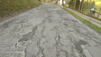 Straßenschäden auf der S 266 am Ortsausgang Cranzahl - Neudorf.
