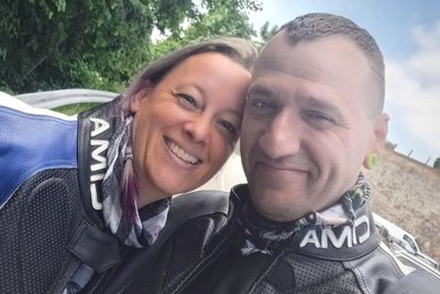 David Seifert freut sich für seine Freundin, die einen VW Vento gewonnen hat.