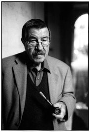 Der Literaturnobelpreisträger Günter Grass, fotografiert in Paris 2001. Sein Credo war: "Ein Schriftsteller, der das Einverständnis mit den Herrschenden sucht, ist verloren."