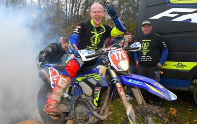 Da durften die Reifen mal qualmen: Hamish Macdonald feierte jüngst den Titelgewinn in der Deutschen Enduro-Meisterschaft. Die Pizzen als Belohnung isst er allerdings lieber in Italien. 