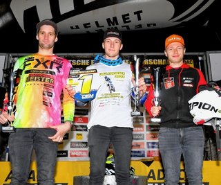 Das sind die Jahresbesten der Internationalen Deutschen Enduromeisterschaft, dem Championat: Edward Hübner aus Penig wurde Gesamtzweiter. Luca Fischeder aus Geringswalde ist erstmals Deutscher Enduromeister, Yanik Spachmüller aus Schwabach (v. l.) fuhr am Platz 3 ein. 