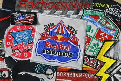 "B2BA Clothing" hat für Red Bull diesen Aufnäher für den Rennzirkus produziert.
