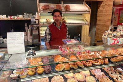 Quaiser Gondal verkauft in der Filiale der Wiener Feinbäckerei im Hauptbahnhof an allen Weihnachtsfeiertagen Backwaren.