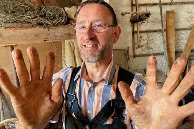 Zeigt her eure Hände ... Stephan Scheithauer zeigt, wie man nach ein paar Stunden Wolle sortieren aussieht. Die gute Nachricht: Das Wollfett lässt sich mit Seife gut abwaschen - und ist zudem die reinste Hautpflege. Die Kosmetikindustrie vertreibt es als Lanolin für gutes Geld. 