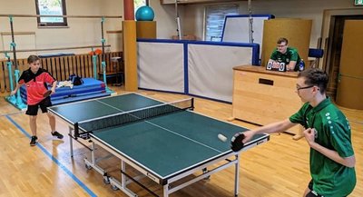 Marvin Hesse (rechts) gewann Ende Oktober mit dem TV Stöckener Hasenheide das Heimspiel gegen den TSV Germania Werdau (im Bild links: Anton Koitsch) mit 6:4. 