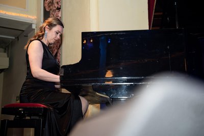Kandidatin Olga Kononchuk drückte ihre Verbundenheit mit Freiberg musikalisch aus.