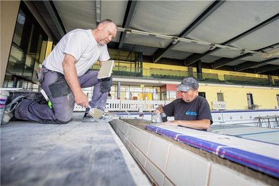 Die Beckenkrone des Sportbades bekommt neue Fliesen.