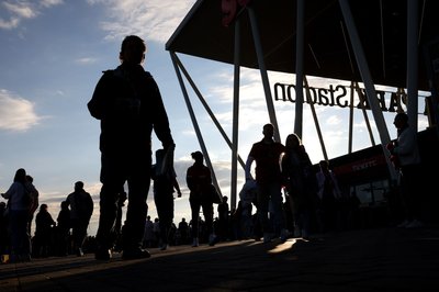 Fans kommen zum Stadion zu dem Europa League Spiel zwischen SC Freiburg - SC Braga in Freiburg im Breisgau.