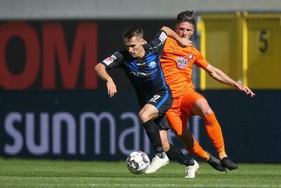 Paderborns Philipp Klement (l) im Kampf um den Ball mit Nicolai Rapp (r) aus Aue