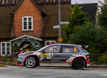 Carsten Mohe und sein Beifahrer Alexander Hirsch haben nicht nur den fünften Platz bei der Cimbern-Rallye in Schleswig-Holstein geholt, sondern durften endlich die erste Bestzeit in der DRM bejubeln. 