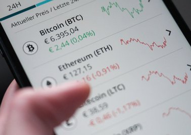 Investments in Kryptowährungen wie Bitcoin sind selbst für Experten mit viel Risiko verbunden. Wer in diesem Zusammenhang an Betrüger gerät, sieht sein Geld mit großer Wahrscheinlichkeit nicht wieder. 