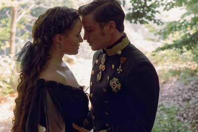 Nur auf den ersten Blick ähnlich: Dominique Devenport und Jannik Schümann als Sisi und Kaiser Franz-Joseph ...