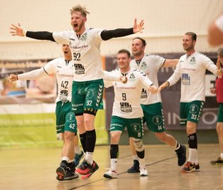Geschafft: Die Freiberger Handballer freuen sich über den souverän erspielten 25:23-Sieg beim HBV Jena. Ondrej Simunek ging dabei nicht nur beim Jubeln, sondern vor allem auch in der Deckung voran. 