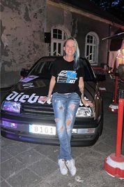 Stephanie Weidner hat diesen betagten, aber intakten VW Vento gewonnen – und will jetzt mit ihrem Freund und dem Auto weiteres Geld einsammeln für eine Förderschule für Kinder mit Epilepsie.