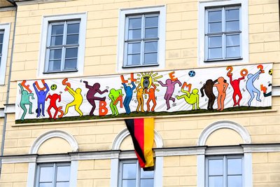 Das Kunstwerk der Oberschüler am Rathaus in Hainichen.