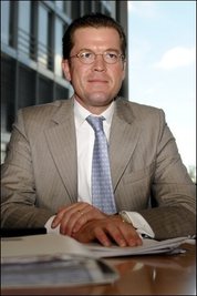 Bundeswirtschaftsminister Karl-Theodor zu Guttenberg (CSU) hat vor dem Haushaltsausschuss des Bundestages die umstrittene Vergabe eines Auftrags für einen Gesetzentwurf an eine Anwaltskanzlei verteidigt. Er habe für "völlige Transparenz" gesorgt, sagte Guttenberg nachdem er dem Ausschuss in Berlin Rede und Antwort gestanden hatte. Vertreter der Opposition sahen noch einzelne Punkte offen.