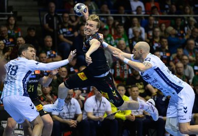 In Magdeburg wird Gisli Kristjansson (SC Magdeburg, M) von Marin Jelinic (SC Pick Szeged, l) und Borut Mackovsek (SC Pick Szeged) angegriffen.