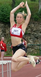 Nach fast zweijähriger Wettkampfpause war Helena Zietzsch wieder am Start. Die U-18-Athletin vom LV90 verpasste im Weitsprung als Vierte mit 5,23 Metern das Podest nur knapp. 