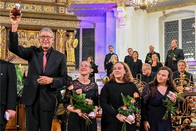 Es ist vollbracht: Intendant und Dirigent Hans-Christoph Rademann bedankte sich mit dem Dresdner Kammerchor in Schwarzenberg beim Publikum für dessen Treue zum Musikfest Erzgebirge. 