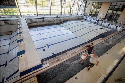 Im Sportbad ist das Wasser abgelassen.