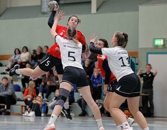 Die Fraureuther Handballerinnen (weiße Trikots) hatten im Auswärtsspiel gegen Glauchau/Meerane Schwerstarbeit in der Abwehr zu verrichten. 