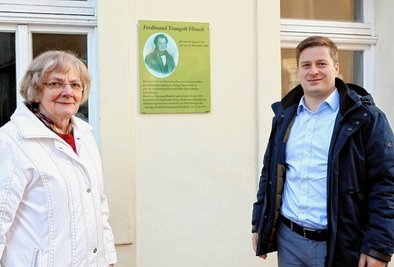 Karsta Hönicke (links) hat gemeinsam mit Bürgermeister André Wolf eineTafel an der Flinschstraße in Penig enthüllt. Sie soll an Ferdinand Traugott Flinsch (1792-1849), den Namensgeber der Straße, erinnern.