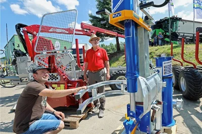 Reiner Hüttel (links) und Gunther Bauer aus Wohlhausen interessierten sich in Mechelgrün für Forsttechnik-Maschinen.