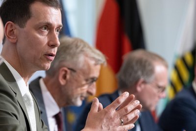 Béla Bélafi, Präsident der Landesdirektion Sachsen, neben Innenminister Armin Schuster (CDU/Mitte) und Ministeriumssprecher Martin Strunden (rechts) bei einer früheren Pressekonferenz nach einer Kabinettssitzung.