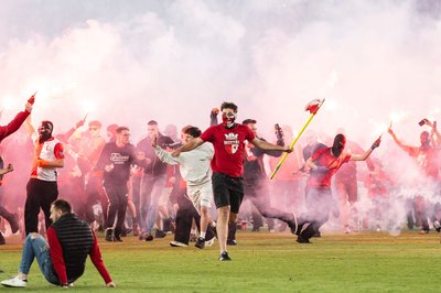 Das Spiel endete im Chaos: Wegen eines Platzsturms wurde das Derby Slavia Prag gegen Sparta Prag kurz vor dem Ende abgebrochen. (Archivbild)