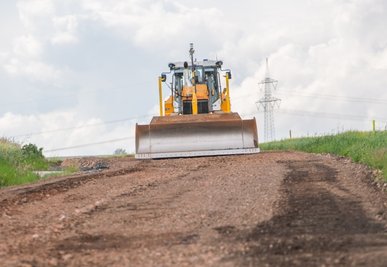 Zurzeit wird zwischen Seifersdorf und Pfaffenhain die Tragschicht für die neue, breitere Fahrbahn der Seifersdorfer Straße vorbereitet. Die Arbeiten sollen voraussichtlich bis zum 23. Juli dauern.
