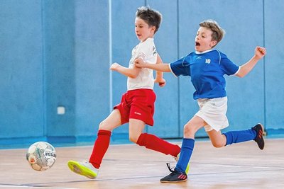 Kampf um den Ball. Die Schüler hängten sich voll rein, aber es blieb immer fair. Der aufgeregteste Zwischenruf kam von einem Erwachsenen: "Eh, was ist mit Freistoß?" 