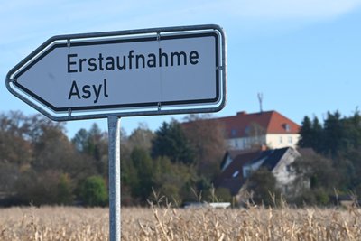 Blick auf einen Wegweiser zur Erstaufnahmeeinrichtung in Chemnitz.