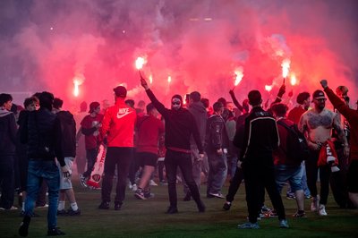 Mit Pyrotechnik auf dem Rasen: Slavia-Fans sorgten für den Spiel-Abbruch. (Archivbild)