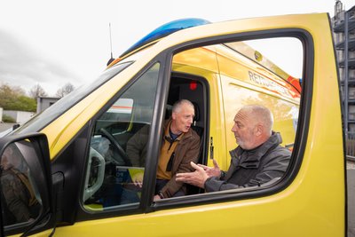 Andrew Miller und Tony Preston (von links) haben beide schon mehrere Fahrzeuge in die Ukraine gebracht.